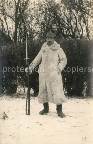 AK / Ansichtskarte Pickelhaube Militaria WK1 Foto Soldat Pelzmantel Ostfront Bajonette