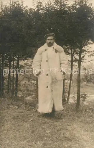 AK / Ansichtskarte WK1 Militaria Deutschland Foto Soldat Landwehr Pelzmantel Ostfront