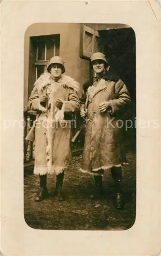 AK / Ansichtskarte Stahlhelm Militaria Foto WK1 Pelzmantel Soldaten Ostfront 