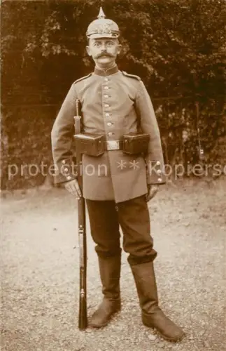 AK / Ansichtskarte Pickelhaube Militaria WK1 Foto Soldat Preussen Bajonette Filzhelm