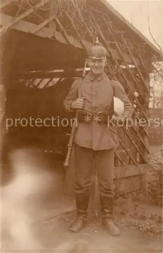 AK / Ansichtskarte Pickelhaube Militaria Foto Soldat Preussen Gewehr Ersatzhelm