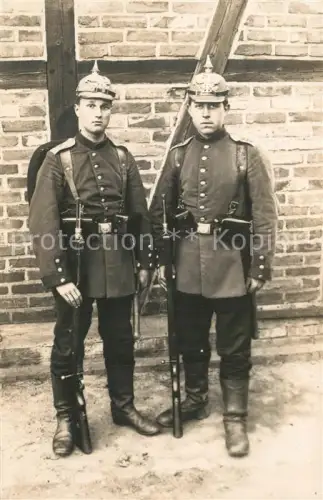 AK / Ansichtskarte Pickelhaube Militaria WK1 Foto Soldaten Gewehre