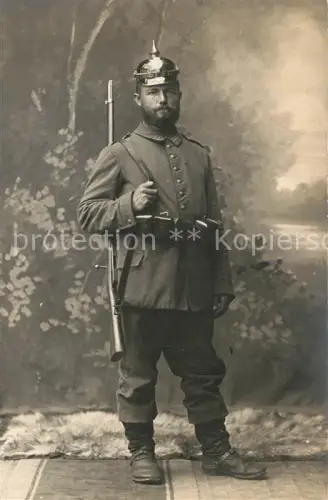 AK / Ansichtskarte WK1 Militaria Deutschland Foto Soldat Infanterie Gewehr Pickelhaube
