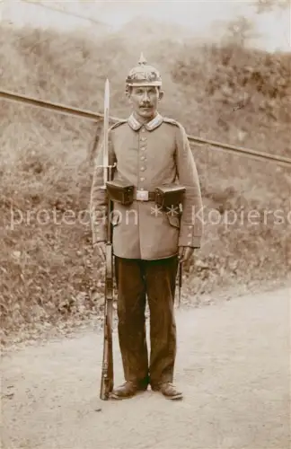 AK / Ansichtskarte Pickelhaube Militaria Foto Soldat Bajonette