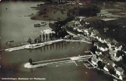 AK / Ansichtskarte Unteruhldingen-Muehlhofen Bodensee Fliegeraufnahme mit Pfahlbauten