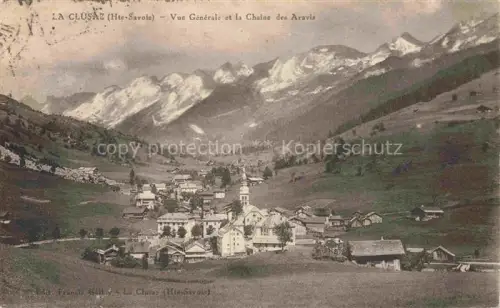 AK / Ansichtskarte La Clusaz ANNECY 74 Haute-Savoie Vue générale et la Chaîne des Aravis