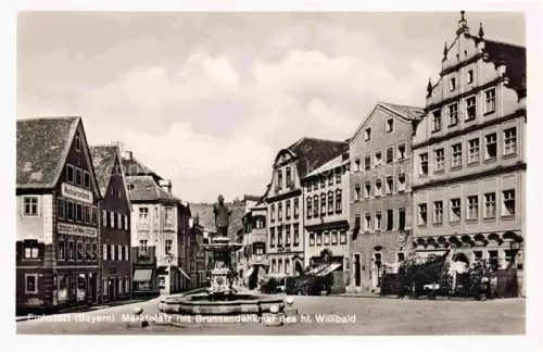 AK / Ansichtskarte Eichstaett Oberbayern Marktplatz mit Brunnendenkmal des hl. Willibald Altstadt