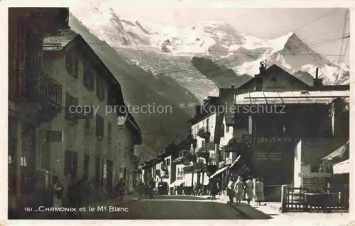 AK / Ansichtskarte CHAMONIX BONNEVILLE 74 Haute-Savoie Au centre de la ville et le Mont Blanc