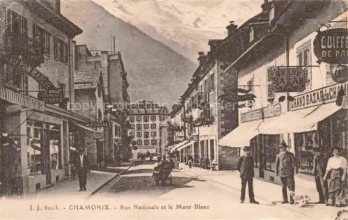 AK / Ansichtskarte CHAMONIX BONNEVILLE 74 Haute-Savoie Rue Nationale et le Mont Blanc