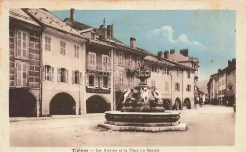 AK / Ansichtskarte Thones ANNECY 74 Haute-Savoie Les arcades et la Place du Marché Fontaine