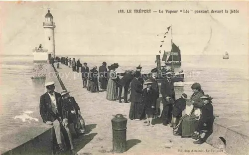 AK / Ansichtskarte LE TREPORT Dieppe 76 Seine-Maritime Le Vapeur Lée passant devant la jetée et le phare