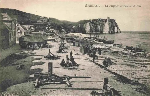 AK / Ansichtskarte ETRETAT LE HAVRE 76 Seine-Maritime La plage et les Falaises d'Aval