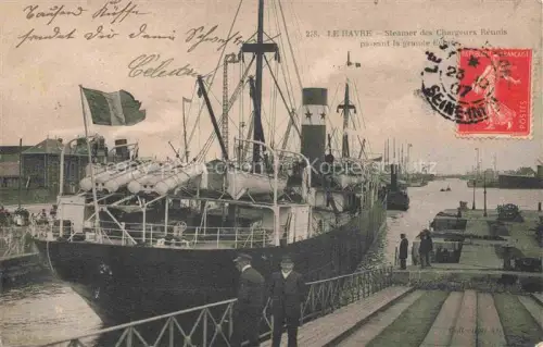 AK / Ansichtskarte LE HAVRE 76 Steamer des Chargeurs Réunis passant la grande écluse