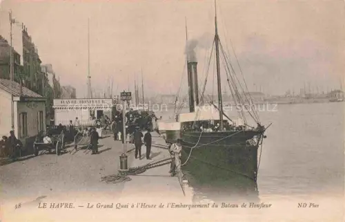 AK / Ansichtskarte LE HAVRE 76 Le Grand Quai à l'heure de l'embarquement du Bateau de Honfleur