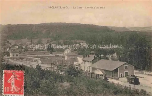 AK / Ansichtskarte Saclas Etampes 91 Essonne Vue générale et la gare arrivée d'un train