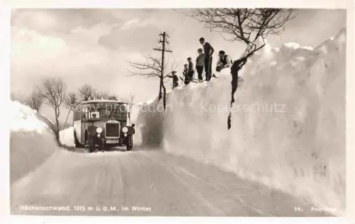 AK / Ansichtskarte Hoechenschwand Schwarzwald BW Verschneite Zufahrtsstrasse Bus
