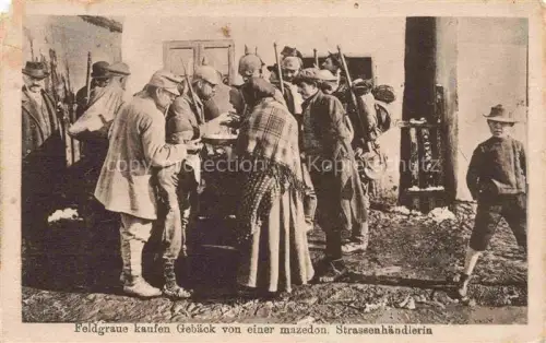 AK / Ansichtskarte Mazedonien Nordmazedonien Macedonia Feldgraue kaufen Gebaeck von einer mazedonischen Strassenhaendlerin