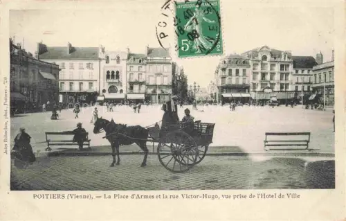 AK / Ansichtskarte POITIERS 86 Vienne Place d'Armes et Rue Victor Hugo vue prise de l'Hôtel de Ville