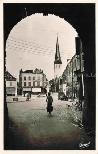 AK / Ansichtskarte Issoudun 36 Indre L'Eglise Saint Cyr Beffroi 
