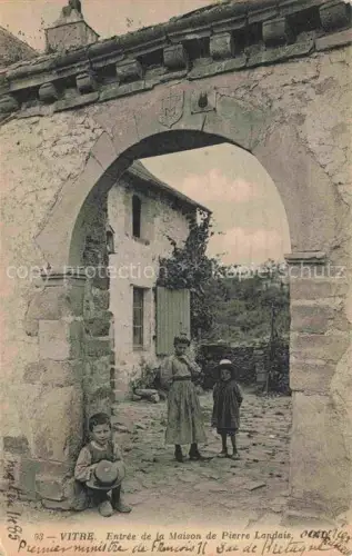 AK / Ansichtskarte Vitre  RENNES 35 Ille-et-Vilaine Entree de la Maison de Pierre Landais 