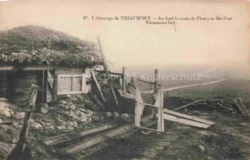 AK / Ansichtskarte Thiaumont Douaumont 55 Meuse Au fond la route de Fleury et Ste Fine Thiaumont fort