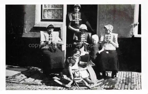 AK / Ansichtskarte Spakenburg Bunschoten-Spakenburg Utrecht NL Zonnetje buiten Kinder 