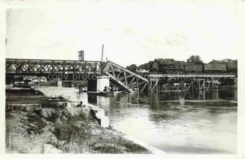 AK / Ansichtskarte PONTOISE 95 Val-d Oise La passerelle du chemin de fer au fond le pont de Saint Ouen