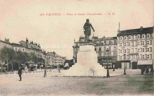 AK / Ansichtskarte Valence-en-Brie MELUN 77 Seine-et-Marne Place et Statue Championnet