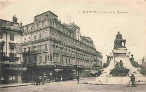 AK / Ansichtskarte Valence-en-Brie MELUN 77 Seine-et-Marne Place de la Republique