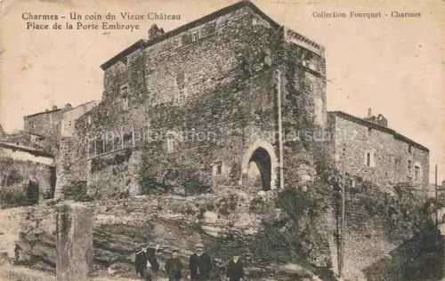 AK / Ansichtskarte Charmes-sur-Rhone 07 Ardeche Un coin du Vieux Chateau Place de la Porte Embroye
