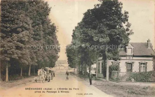 AK / Ansichtskarte Breviandes Troyes 10 Aube Entree du Pays prise du Passage a Niveau