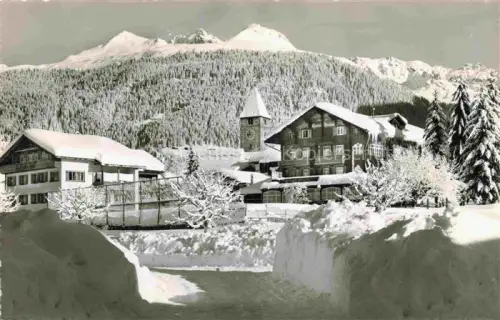 AK / Ansichtskarte Klosters-Serneus GR Bahnhofstrasse im Winter Wintersportplatz Alpen