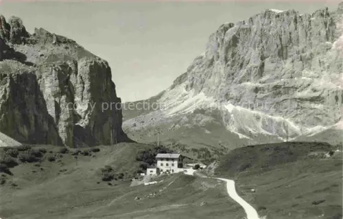 AK / Ansichtskarte Rifugio Alpino Passo Gardena 2137m Dolomiti IT Panorama verso il Sassolungo