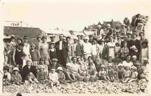 AK / Ansichtskarte Onival-sur-Mer Ault ABBEVILLE 80 Somme Gruppenbild am Strand