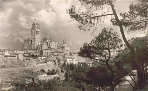 AK / Ansichtskarte Segovia Castilla y Leon ES Cathedrale la Foret de pins