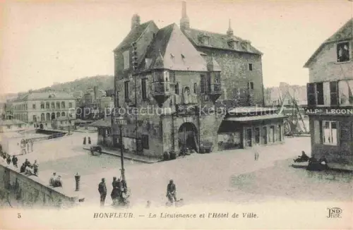 AK / Ansichtskarte HONFLEUR Lisieux 14 Calvados La Lieutenance et l'Hotel de Ville