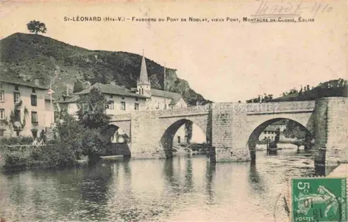 AK / Ansichtskarte St-Leonard -de-Noblat 87 Haute-Vienne Faubourg ou Pont de Noblat vieux Pont Montagne de Clovis Eglise