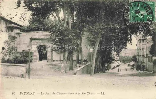 AK / Ansichtskarte BAYONNE 64 Pyrenees-Atlantiques La Porte du Chateau Vieux et la Rue Thiers