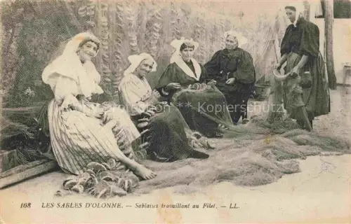 AK / Ansichtskarte Les Sables-d Olonne 85 Sablaises travaillant au filet