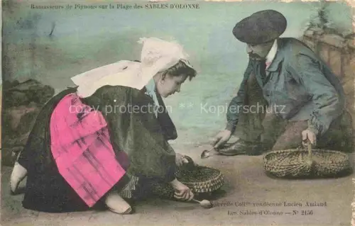 AK / Ansichtskarte Les Sables-d Olonne 85 Ramasseurs de pignons sur la plage