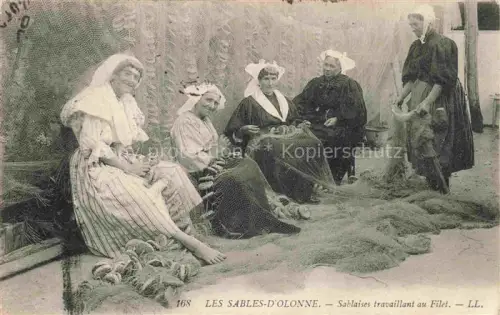 AK / Ansichtskarte Les Sables-d Olonne 85 Sablaises travaillant au filet