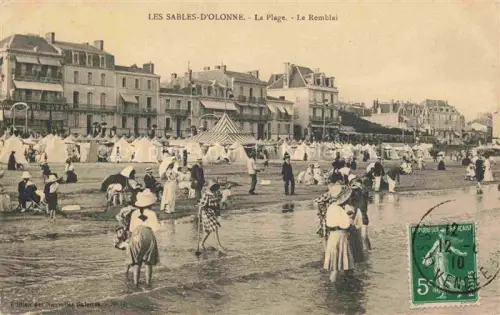 AK / Ansichtskarte Les Sables-d Olonne 85 La plage et le remblai