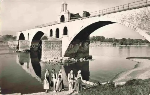 AK / Ansichtskarte AVIGNON 84 Vaucluse Contadins et Contadines au fond le Pont St. Bénézet XVe siècle