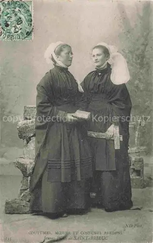 AK / Ansichtskarte Saint-Brieuc Saint-Brieux 22 Cotes-d Armor Costumes Moeurs et Costumes Bretons Jeunes Filles