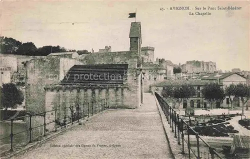 AK / Ansichtskarte AVIGNON 84 Vaucluse Sur le Pont Saint Benezet La Chapelle