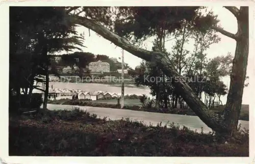 AK / Ansichtskarte PERROS-GUIREC Lannion 22 Cotes-d Armor Plage de Trestraou a travers les Pins