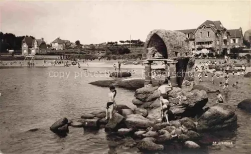 AK / Ansichtskarte Ploumanach Tregastel L'oratoire St Guirec et la plage