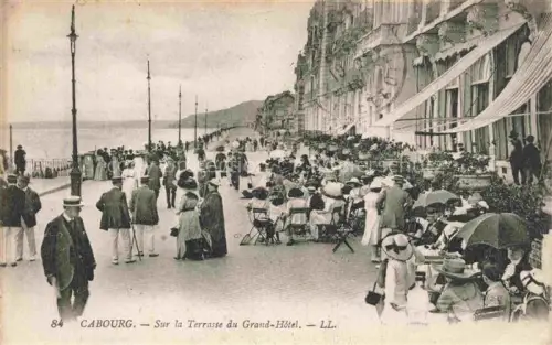 AK / Ansichtskarte CABOURG 14 Calvados Sur la Terrasse du Grand Hotel