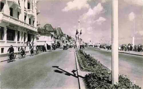 AK / Ansichtskarte LA-BAULE-LES-PINS La Baule sur Mer 44 Le nouveau Remblai