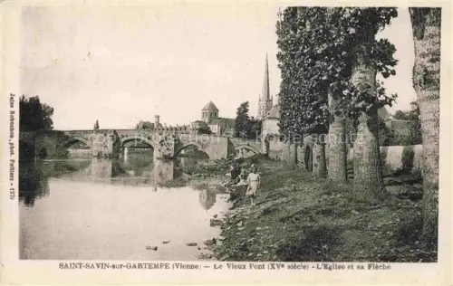 AK / Ansichtskarte Saint-Savin-sur-Gartempe Le vieux pont XVe siècle l'église et sa flèche